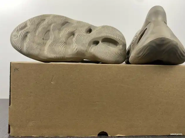 Foam Yeezy Stone Adidas GX4472 RNNR Sage 0509